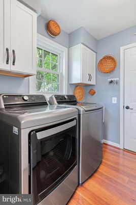 Interior, Washer, Wood Texture Flooring