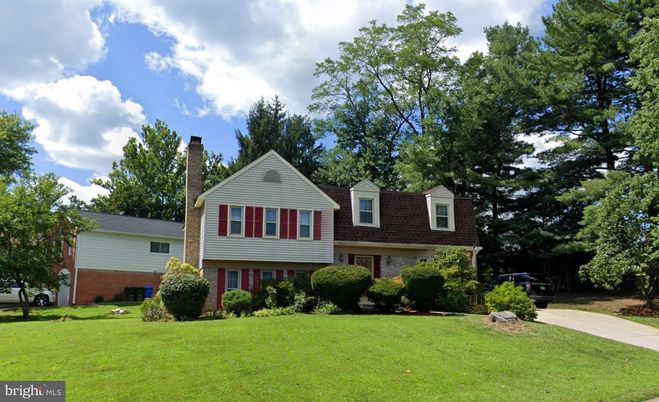 Exterior, Facade, Brick Facade, Raised Ranch