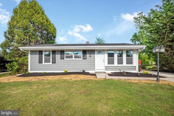 Exterior, Facade, Ranch