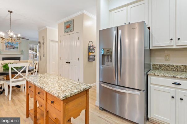 Chandelier, Dining room, Interior, Kitchen, Stainless Steel Appliances, Wood Texture Flooring