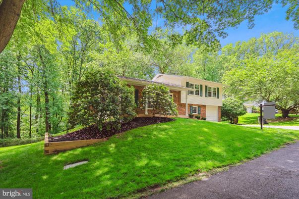 Attached, Exterior, Facade, Brick Facade, Raised Ranch
