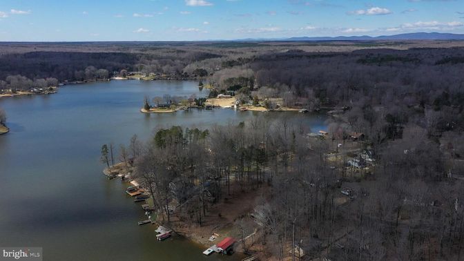 Exterior, Lake