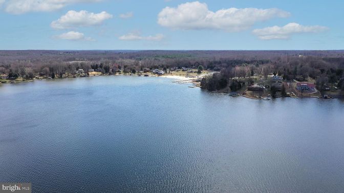 Exterior, Lake