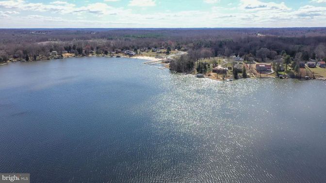 Exterior, Lake