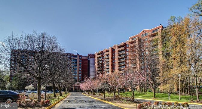 Exterior, Facade, Condo Building