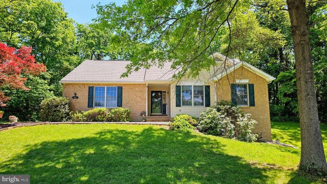 Exterior, Facade, Brick Facade, Ranch