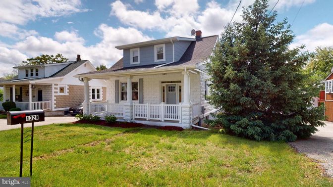 Exterior, Facade, American Foursquare