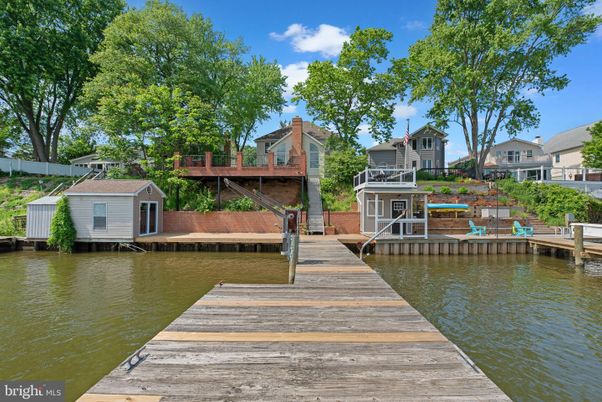 Exterior, Lake