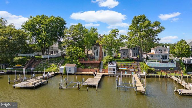Exterior, Lake