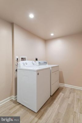 Interior, Recessed Lighting, Washer, Wood Texture Flooring