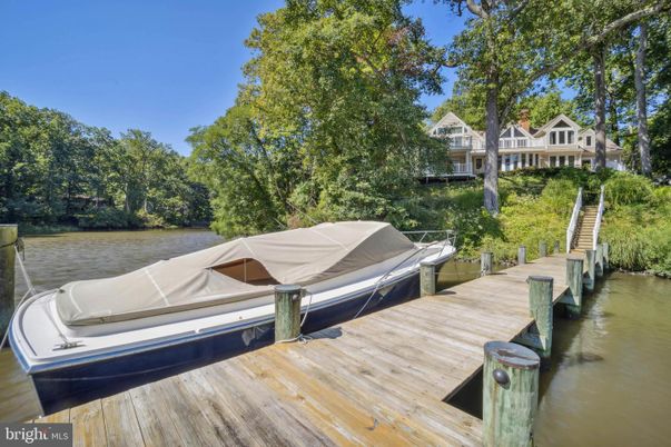 Exterior, Lake