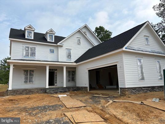 Attached, Exterior, Facade, Farmhouse