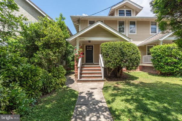 Exterior, Facade, American Foursquare
