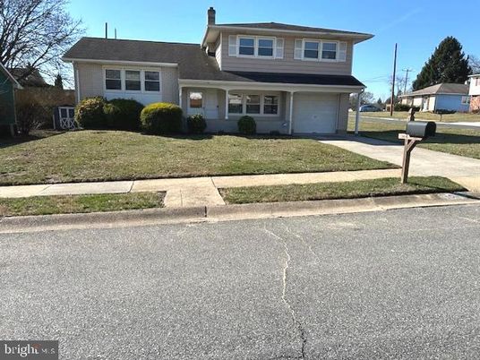 Attached, Exterior, Facade, Split Level