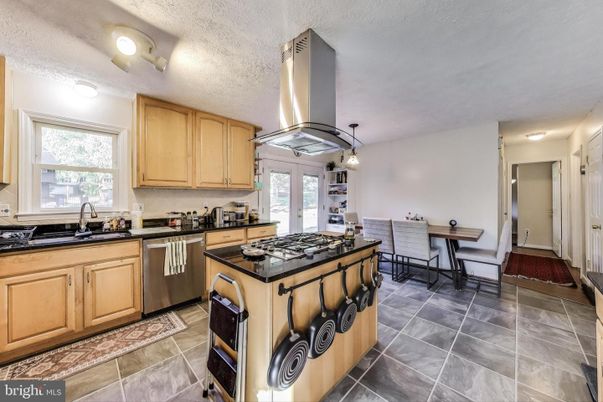 Dining room, Interior, Kitchen, Pendant Lights, Stainless Steel Appliances
