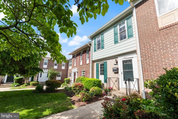 Exterior, Facade, Brick Facade, American Foursquare
