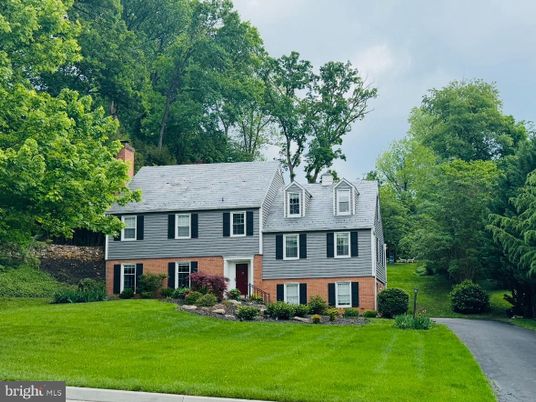Exterior, Facade, Brick Facade, Raised Ranch