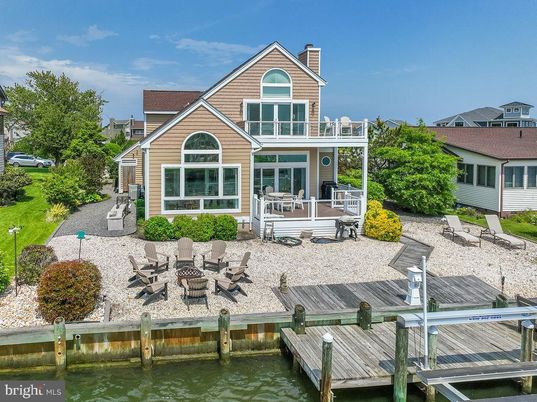 Exterior, Lake