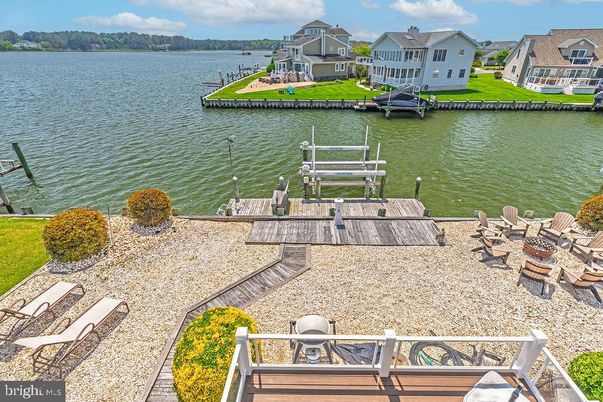 Exterior, Lake
