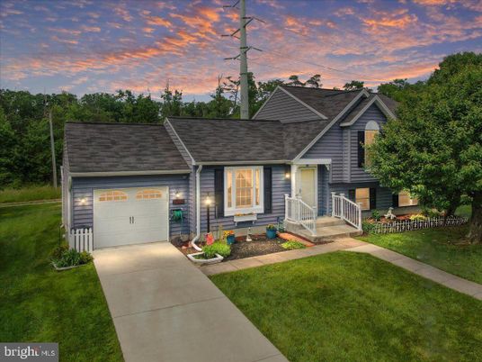 Attached, Exterior, Facade, Ranch