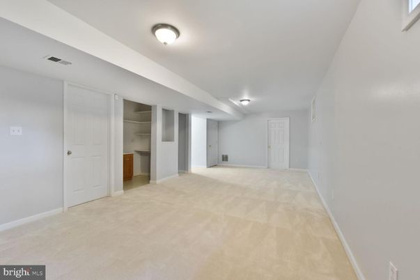 Empty room, Interior