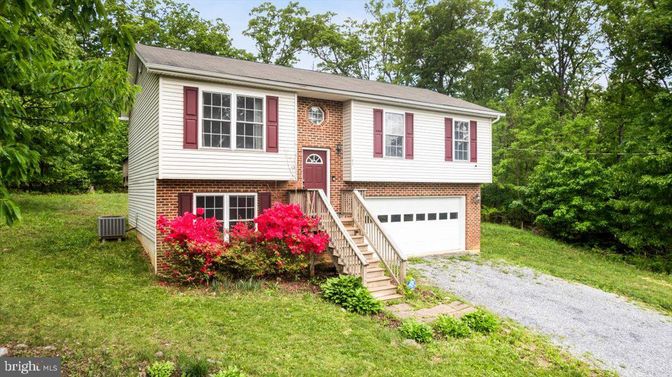 Attached, Exterior, Facade, Brick Facade, Raised Ranch