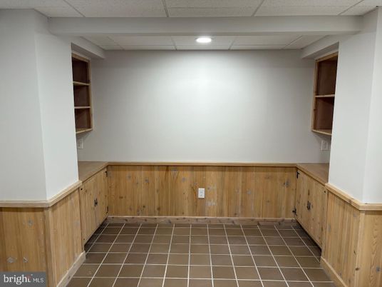 Empty room, Interior, Recessed Lighting, Wooden Walls