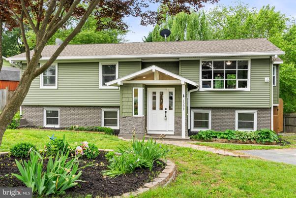 Exterior, Facade, Brick Facade, Raised Ranch