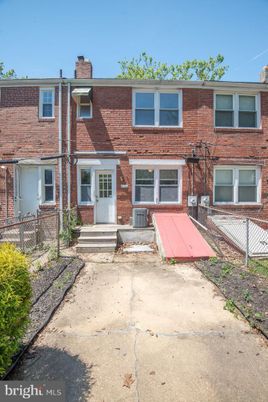 Exterior, Facade, Brick Facade, Rowhouse