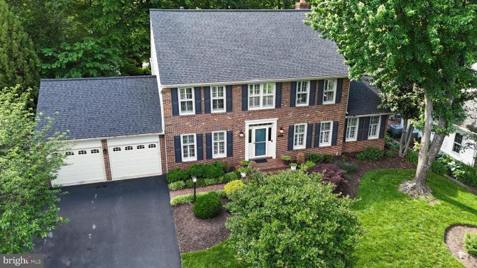 Attached, Exterior, Facade, Brick Facade, Georgian