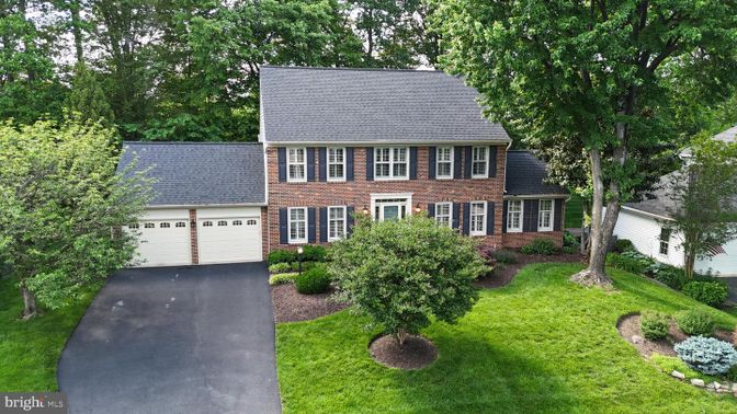 Attached, Exterior, Facade, Brick Facade, Georgian