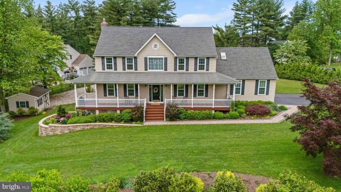 Backyard, Exterior, Facade, Farmhouse
