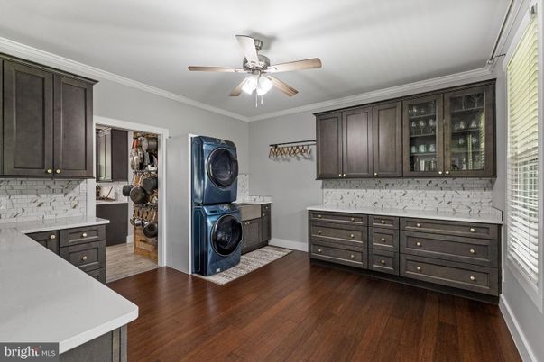 Interior, Washer, Wood Texture Flooring