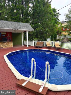 Exterior, Pool