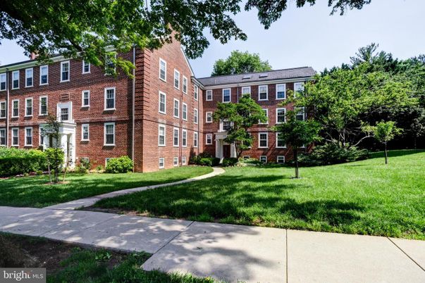 Exterior, Facade, Brick Facade, Georgian