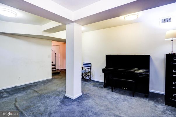Interior, Piano