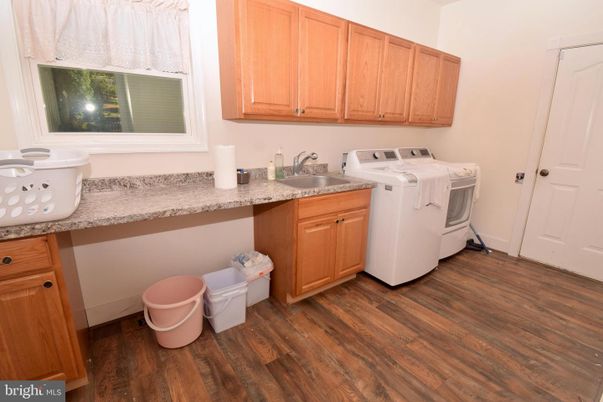 Interior, Washer, Wood Texture Flooring