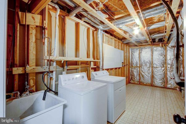 Interior, Washer, Wooden Beams