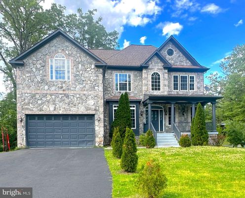 Attached, Exterior, Facade, Brick Traditional