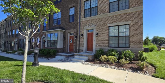 Exterior, Facade, Brick Facade, Georgian
