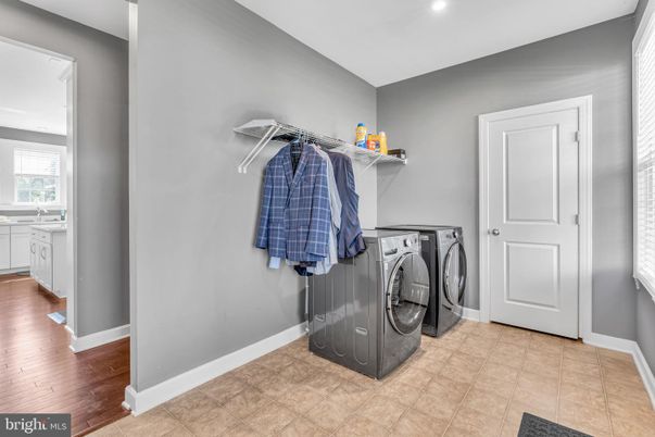 Interior, Recessed Lighting, Washer, Wood Texture Flooring