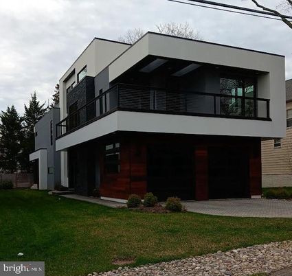 Attached, Backyard, Exterior, Facade, Modern