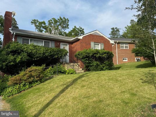 Exterior, Facade, Brick Facade, Ranch