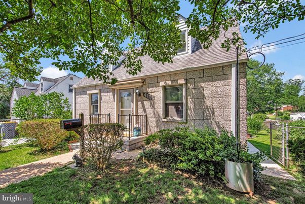 Exterior, Facade, Brick Facade, Cape Cod
