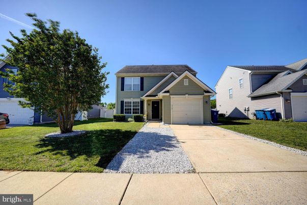 Attached, Exterior, Facade, Ranch