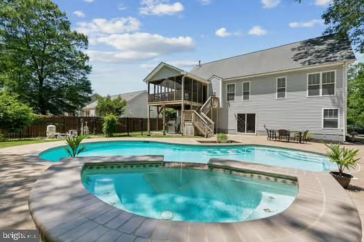 Exterior, Pool