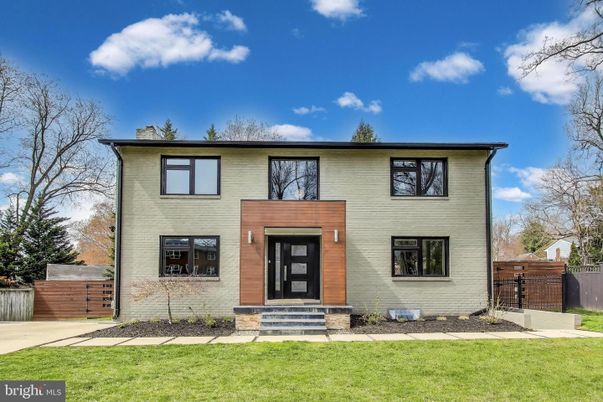 Exterior, Facade, Raised Ranch