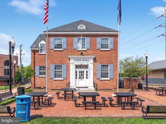 Exterior, Facade, Brick Facade, Georgian