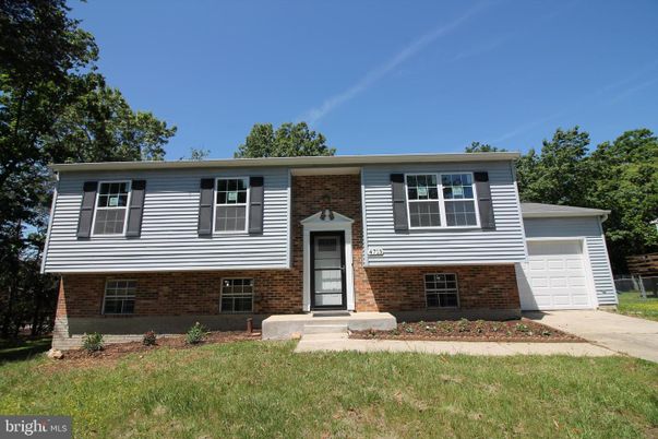 Attached, Exterior, Facade, Brick Facade, Raised Ranch