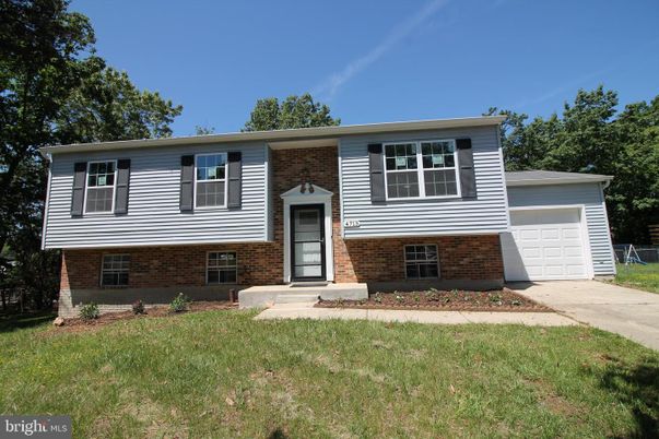Attached, Exterior, Facade, Brick Facade, Raised Ranch